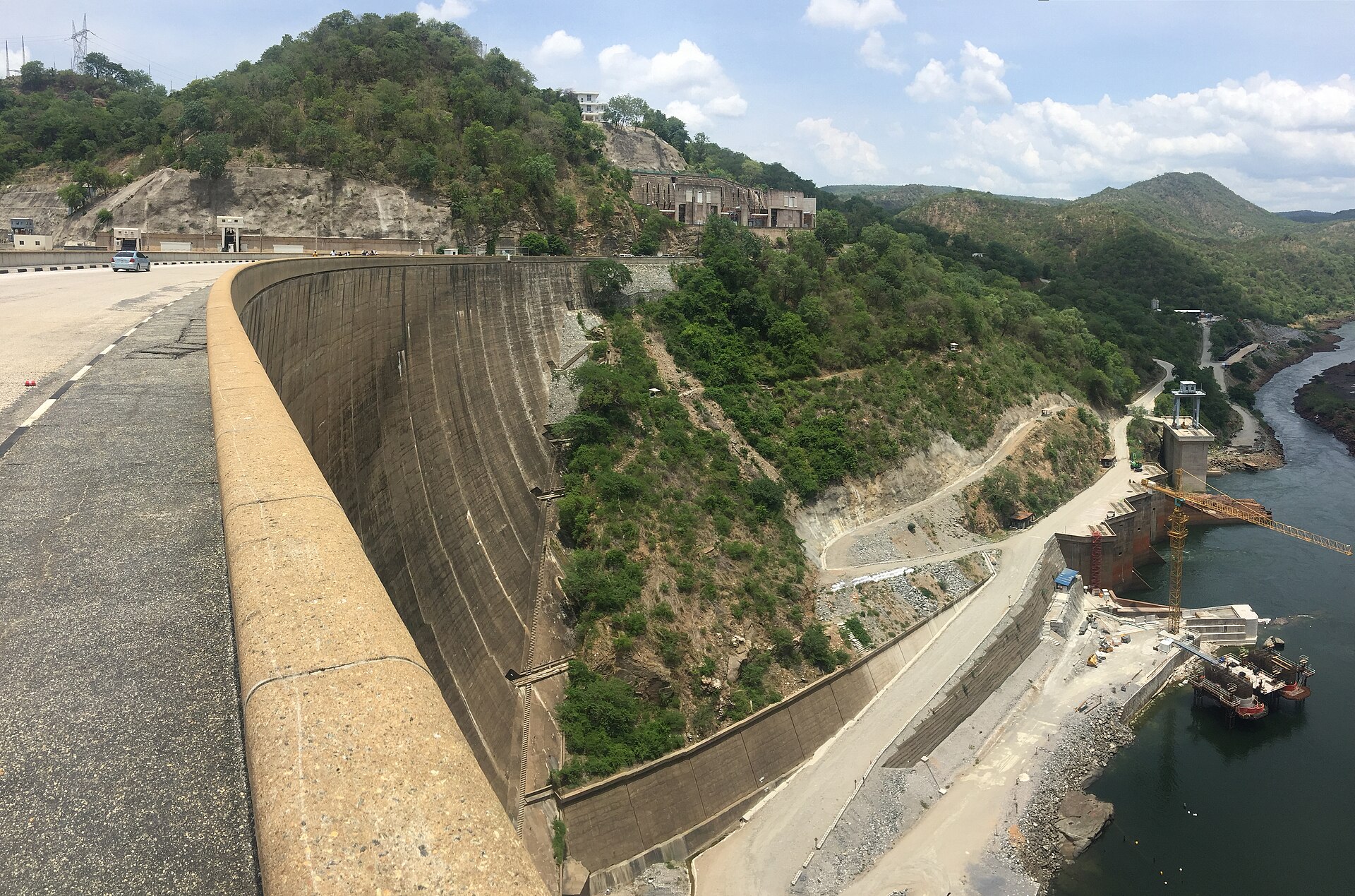 A view of Kariba Dam. Image by JonTG via Wikimedia Commons (CC BY-SA 4.0).