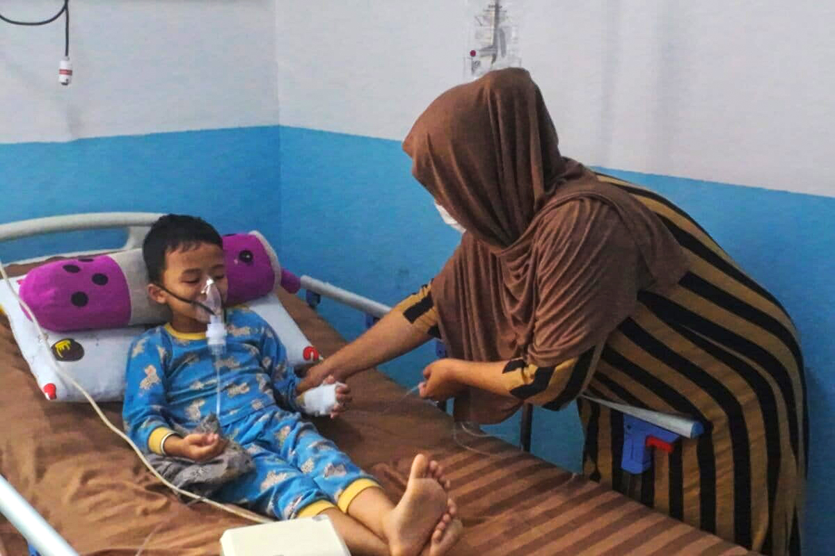 Raina accompanies her only son, Muhammad Raihan (5), who is undergoing treatment at the Banjarmasin Islamic Hospital after experiencing respiratory complaints amid the haze from forest and land fires
