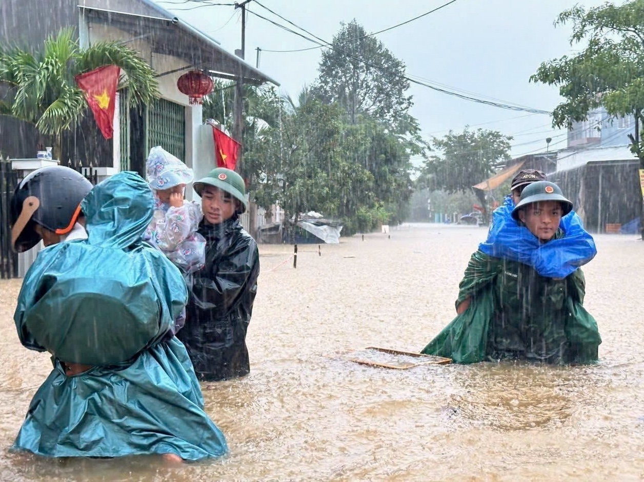 Military personnel evacuate children and people from floods in Da Nang, Vietnam, Thursday, Oct. 8, 2026. (Nguyen Khoa Chuong/VNA via AP)