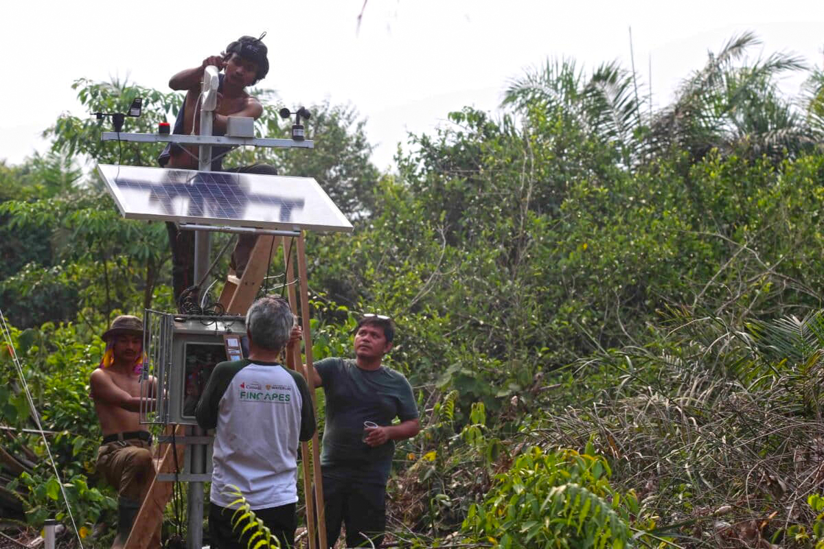 Image by Teguh Suprayitno/Mongabay Indonesia. A collaborative project supported by Fincapes has installed an early warning system on the Gelam River. — Image by Teguh Suprayitno/Mongabay Indonesia.