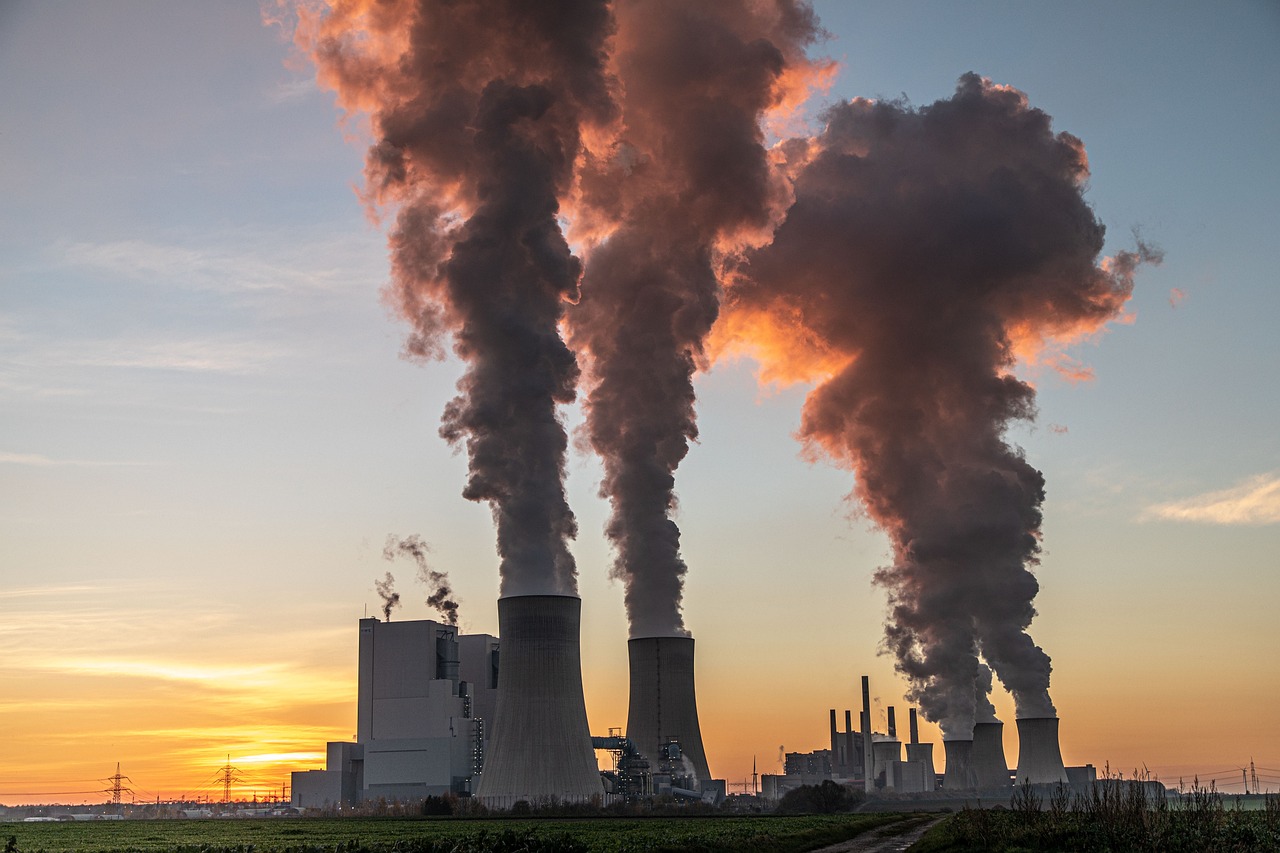 power plant, air pollution, coal-fired power station, co2, carbon dioxide, emissions, greenhouse gases, climate change, global warming, fine dust, rhenish lignite mining area, brown coal, rwe, power plant neurath, grevenbroich, north rhine westphalia, germany, air pollution, air pollution, air pollu — Image by catazul from Pixabay · Pixabay Content License