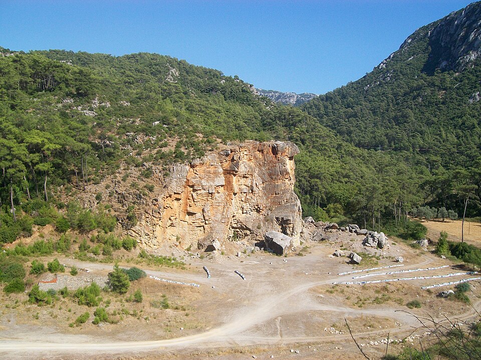 Taş ocağı longuner - panoramio.jpg