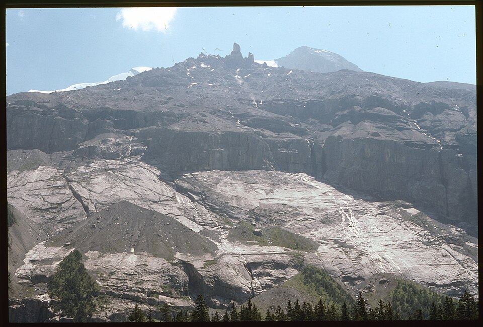 Lago di Oeschinen. Veduta delle montagne circostanti.jpg