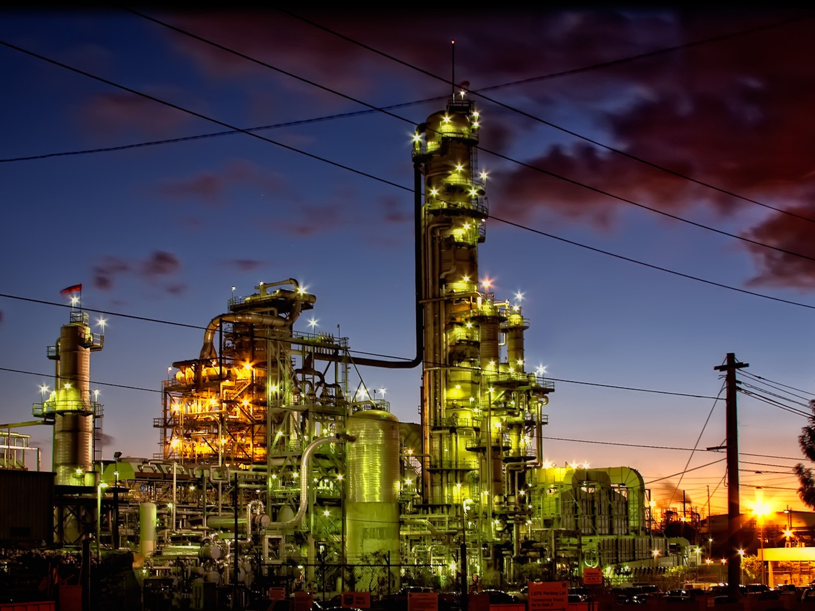 Gece aydinlatmalari altinda bir petrol rafinerisi