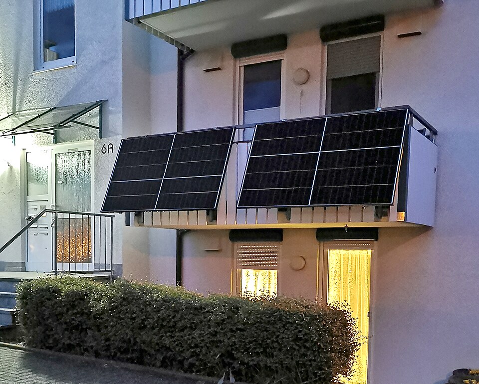 2023-05-05 Sogenanntes Balkonkraftwerk, eine Mini-PV-Anlage, in Tauberbischofsheim 01.jpg