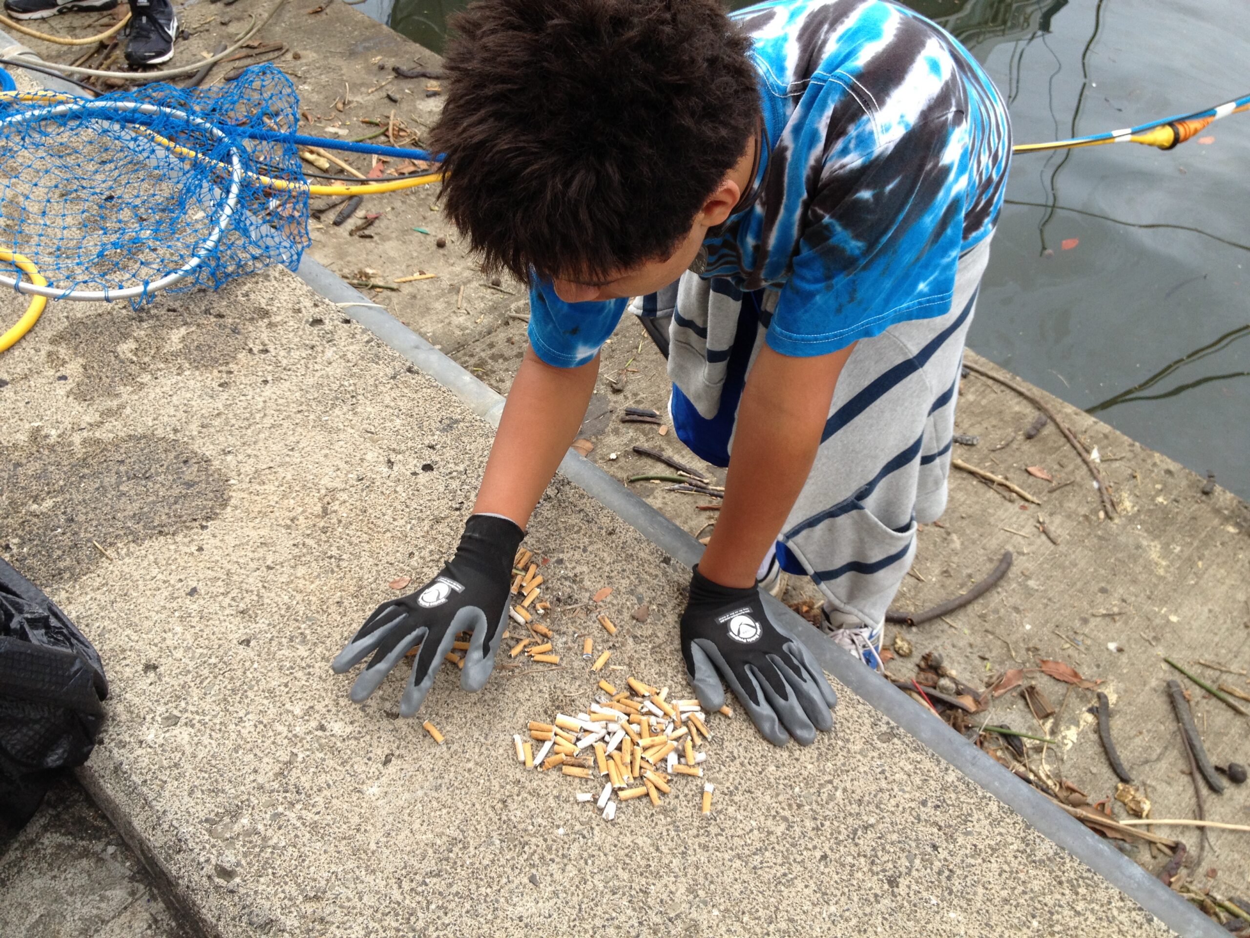 A volunteer counts cigarettes following a 2012 beach cleanup in Hawai‘i, United States. Image courtesy of the NOAA Marine Debris Program.