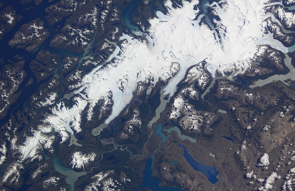 ISS064-E-23406 - View of Chile - Patagonia - Pacific fjords - Seno Última Esperanza - Glaciar Balmaceda - Tyndall Glacier - Pingo Glacier - Grey Glacier - Lago Sarmiento de Gamboa - Torres del Paine - Perito Moreno (cropped).jpg