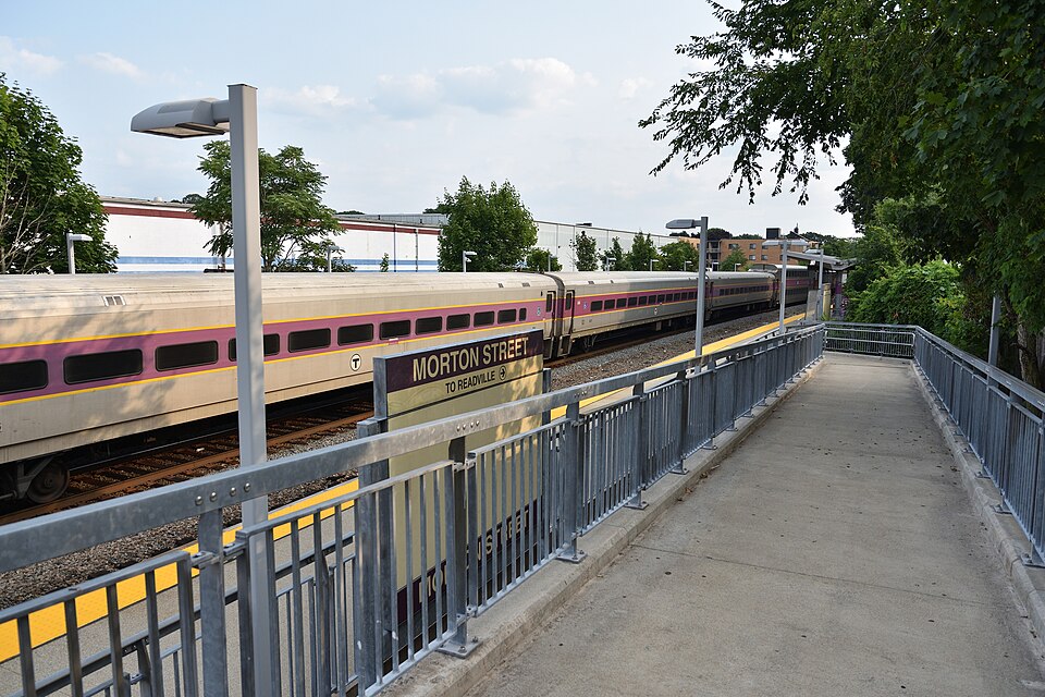Train at Morton Street and ramp.jpg