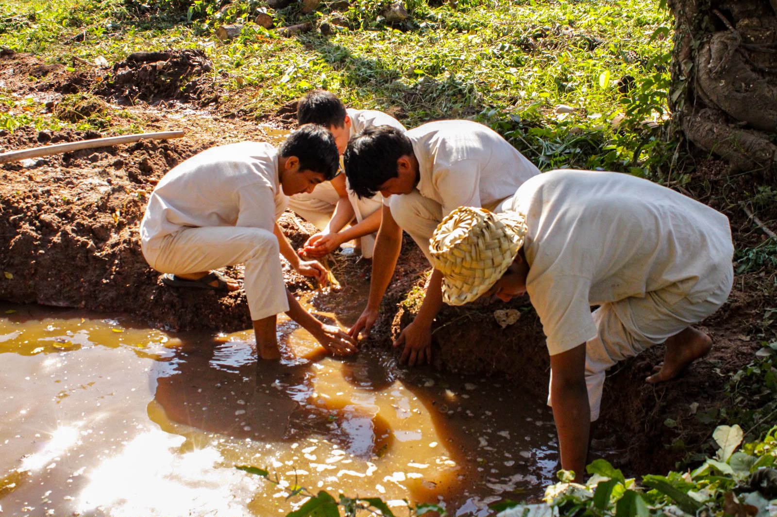 Community in Bolivia restoring pauros. Image courtesy of Rolando Ágreda, MAPEKO.