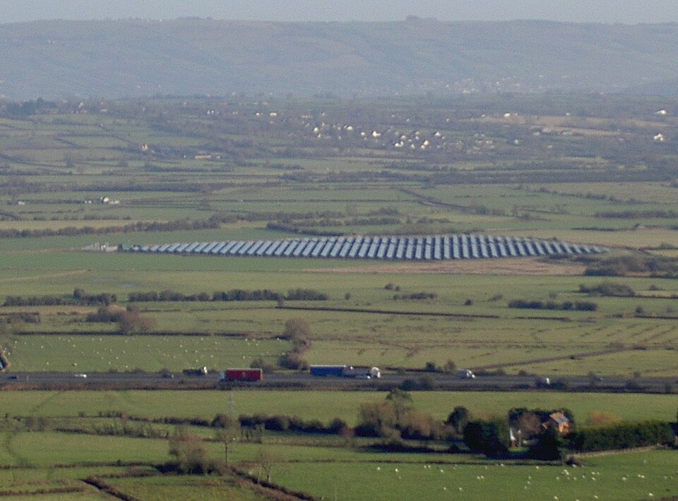 Rows of solar collectors - geograph.org.uk - 5245874.jpg