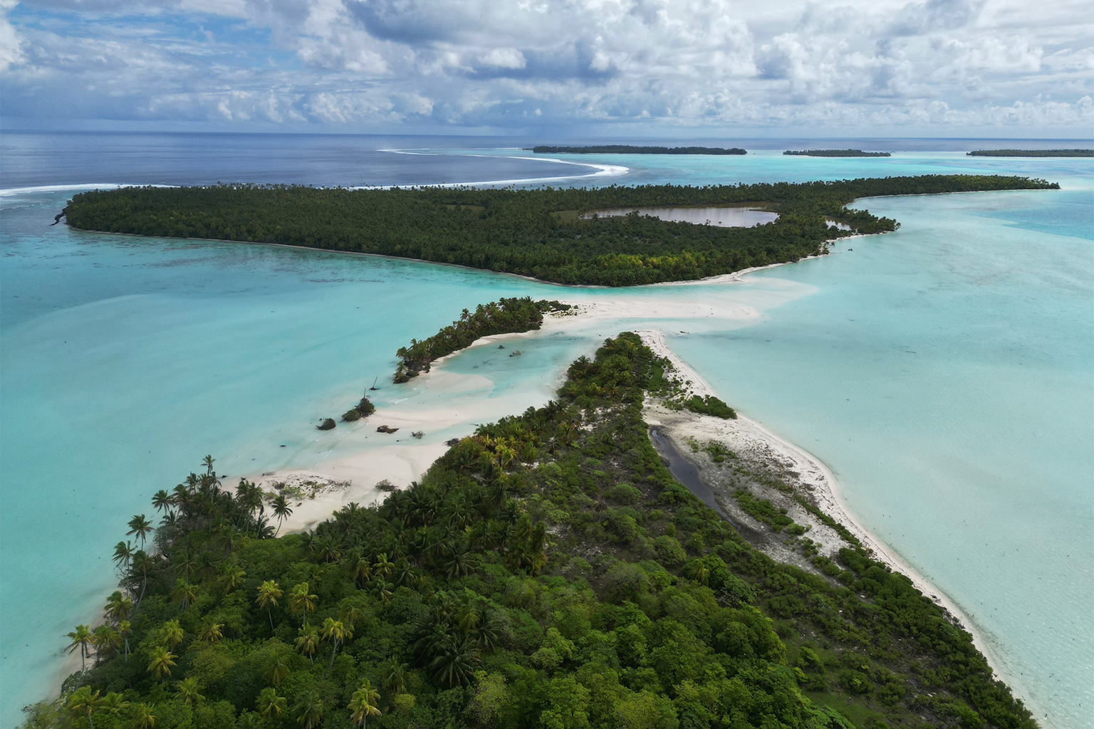 Atoll islands of Tetiaroa Atoll, French Polynesia. Seabirds and native vegetation make low-lying atoll islands more resilient to sea level rise due to climate change, according to a recent study. Image by Yadvinder Malhi.