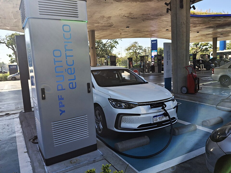 Beijing EU5 recargando en un Punto Eléctrico YPF.jpg
