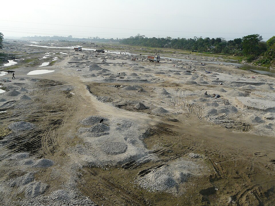 Sand extraction in a river bed in North Bengal, AJT Johnsingh. . P1010849.jpg