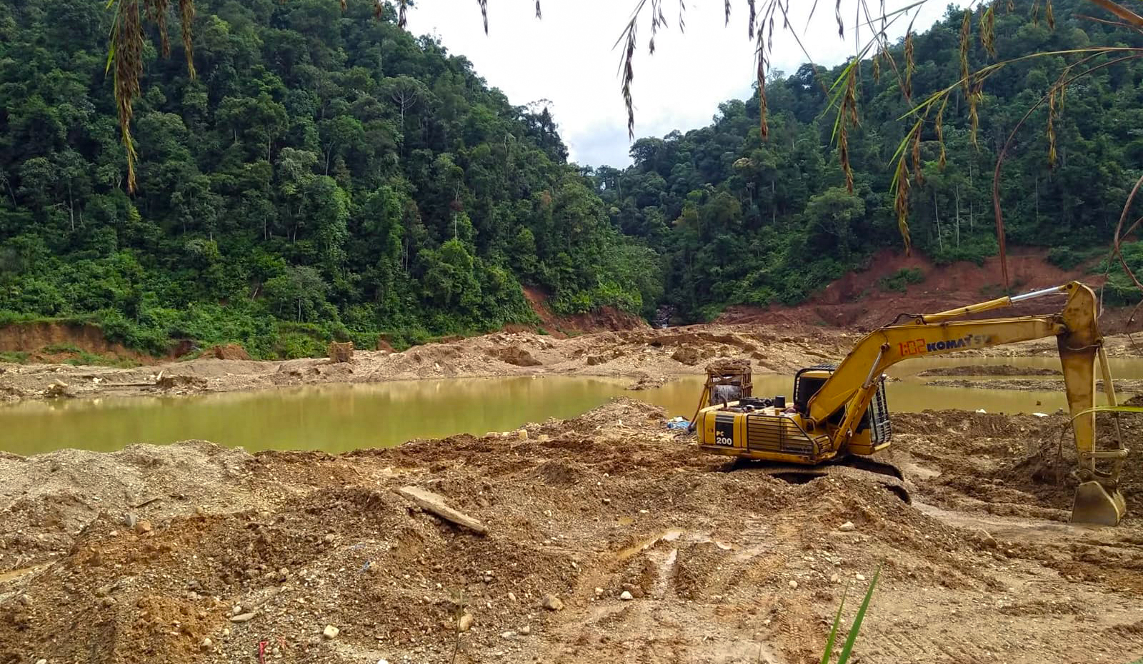 Illegal gold mining activity in the Pamong Besar River, Sangir, South Solok. Image by Vinolia/Mongabay Indonesia.