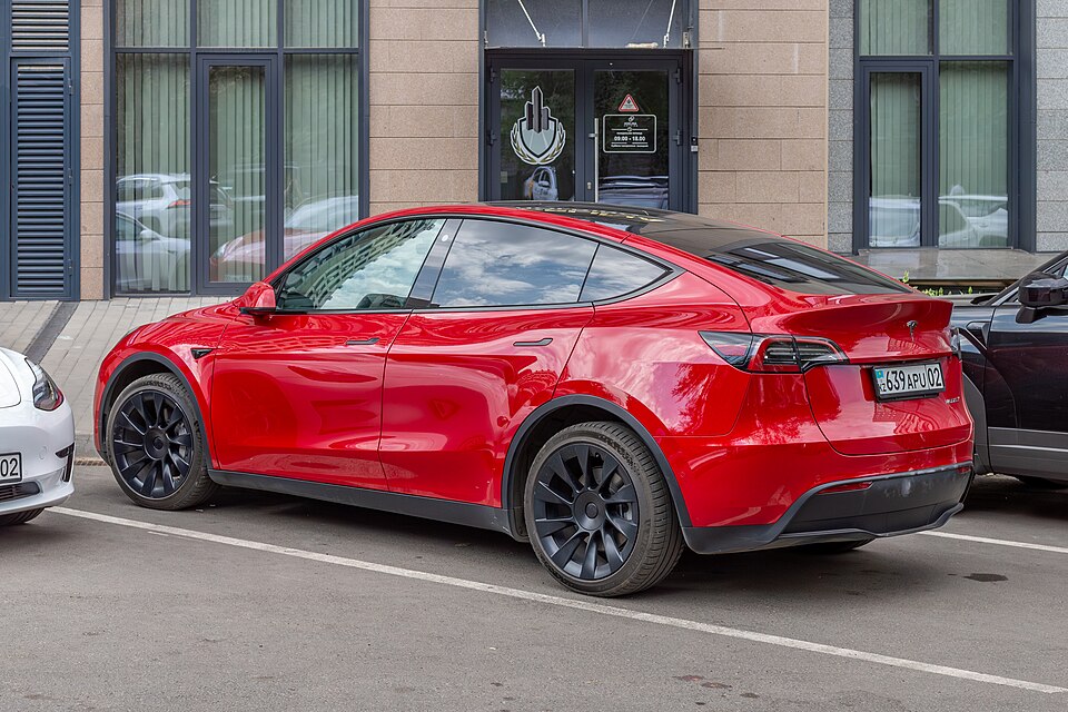 Алматы, Tesla Model Y на Каримова.jpg