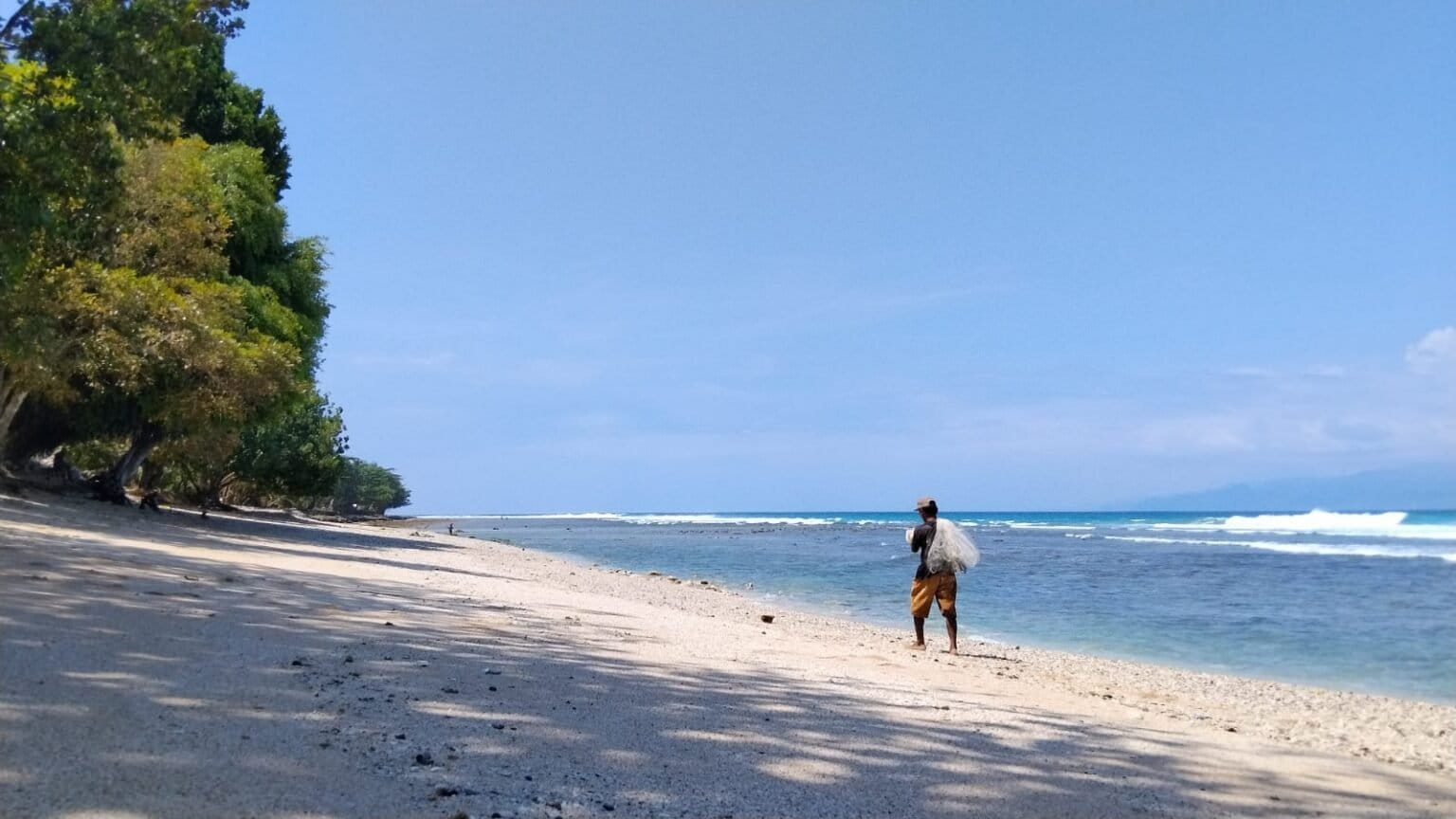 Image by Mahmud Ichi/Mongabay Indonesia. A fisher carrying his gear in Maluku. Image by Mahmud Ichi/Mongabay Indonesia.