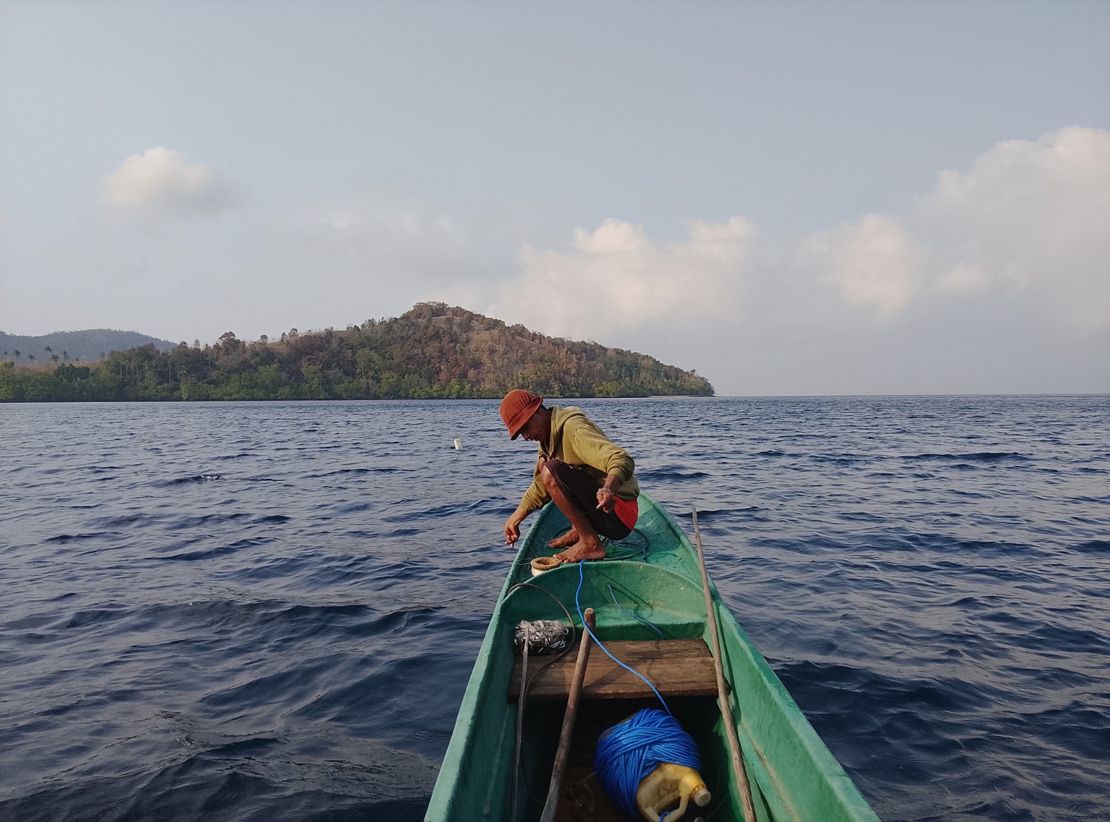 Image courtesy of M. Jaya Barends/Yayasan SAHARI. A traditional fisher in Maluku. Image courtesy of M. Jaya Barends/Yayasan SAHARI.