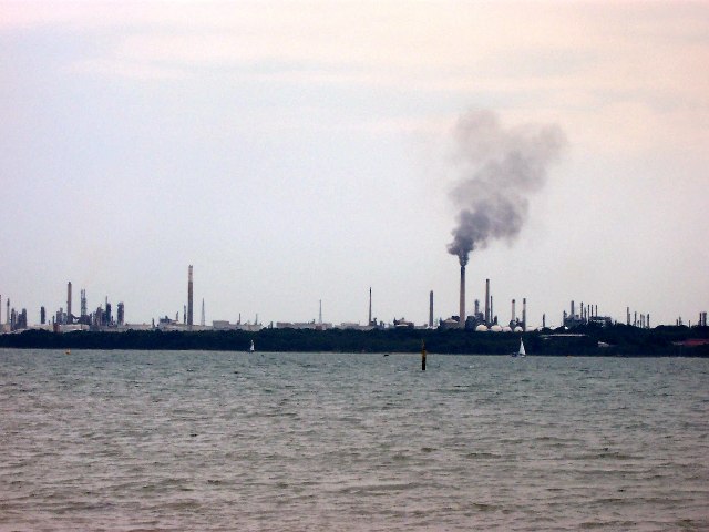Esso Oil Refinery at Fawley on Southampton Water - geograph.org.uk - 16638.jpg