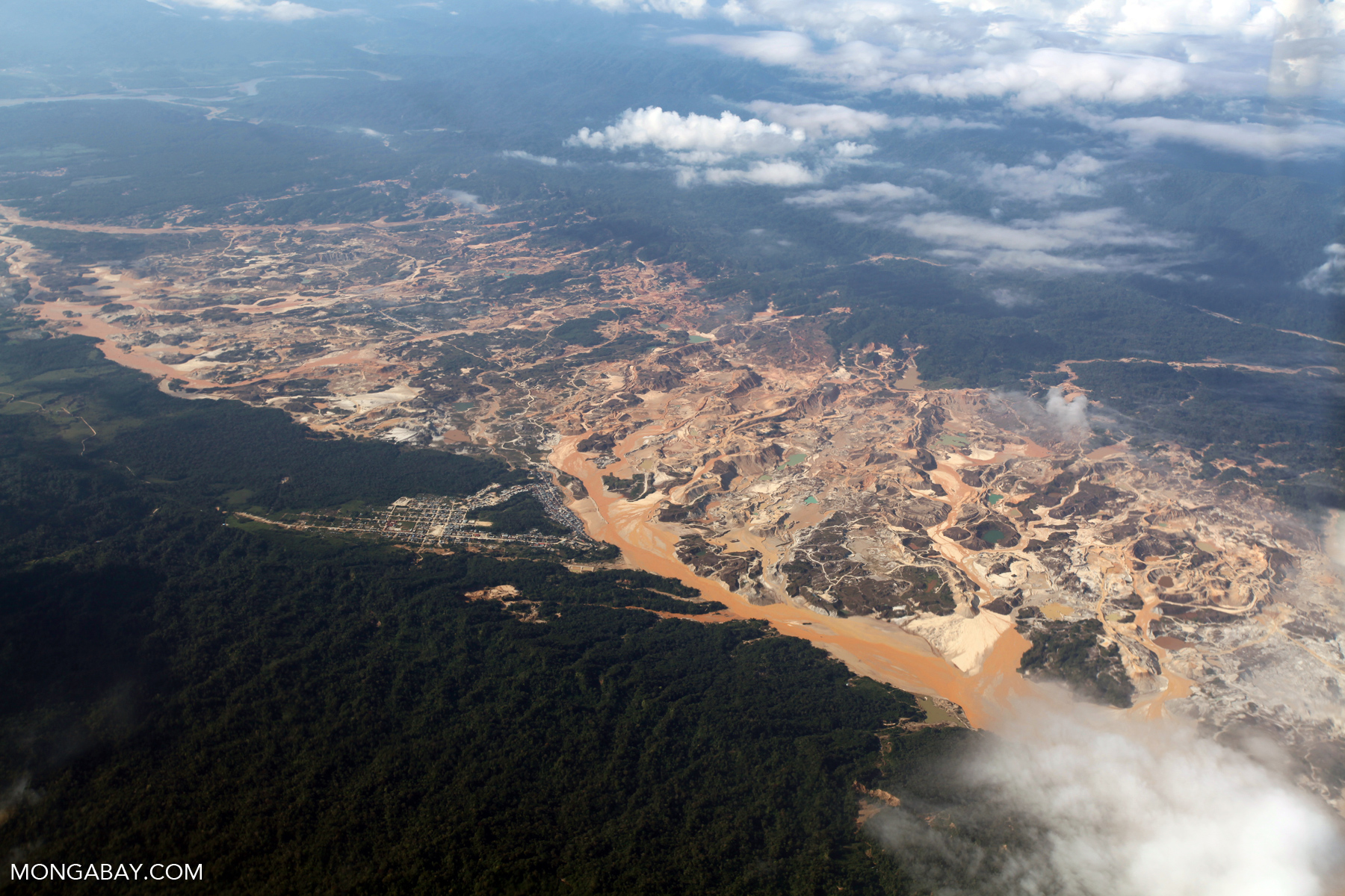 Photo by Rhett A. Butler. Río Huaypetue gold mine in Peru. Photo by Rhett A. Butler.