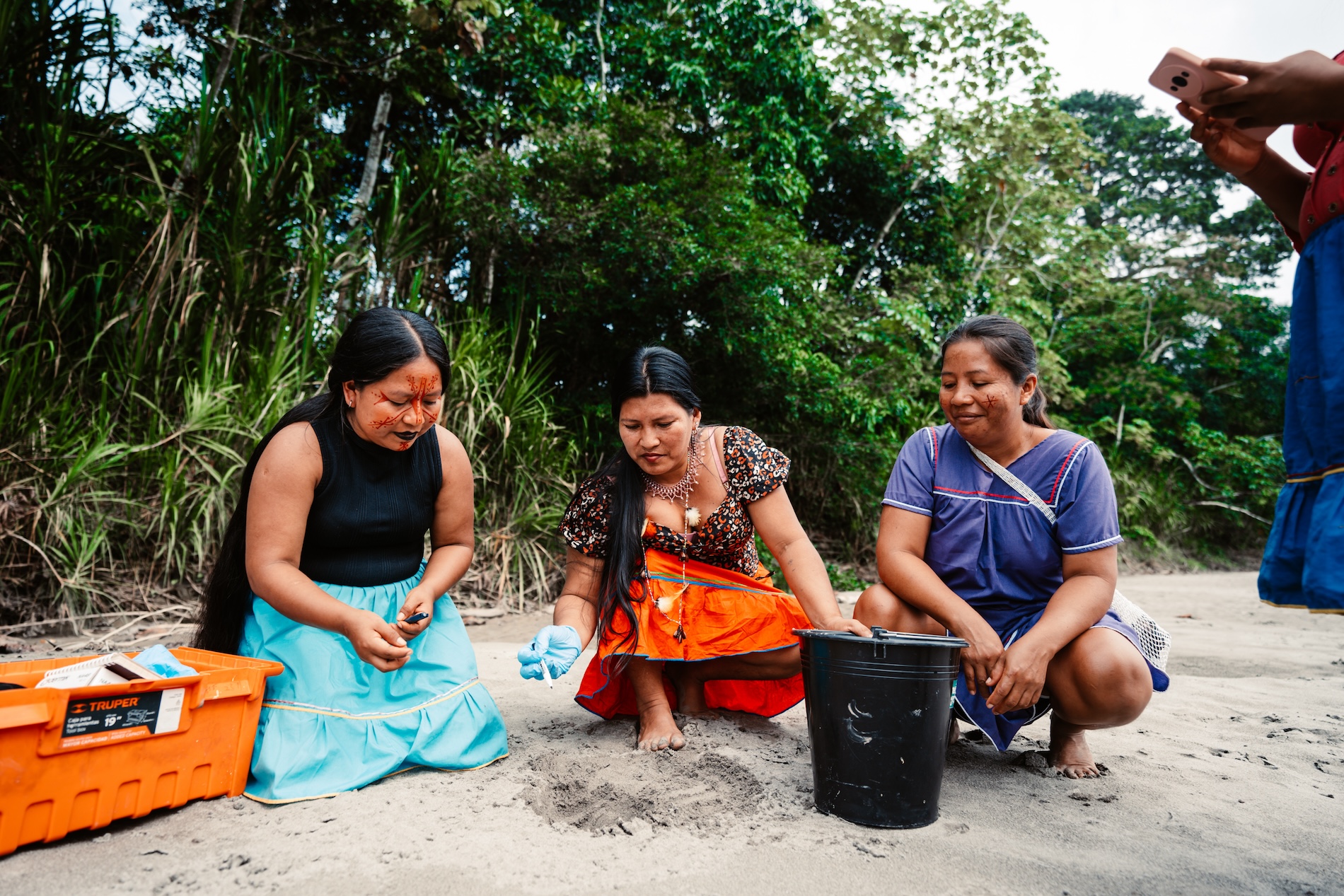 Banner image: The Tari Nomiowa'i women collecting charapa turtle (Podocnemis unifilis) eggs, taking data and measuring the nest.