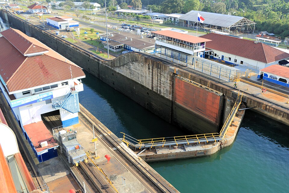 Panama Canal Lock 2016.jpg