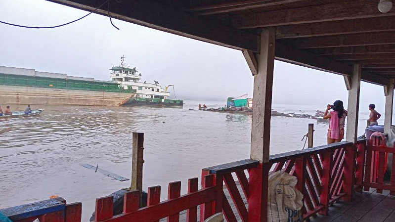A barge loaded with soybeans collided with a floating structure, destroyed a stilt house and killed four people on Jan. 17, 2025, in the Urumatuba riverine community along the Madeira River. Image courtesy of Fato Amazônico.