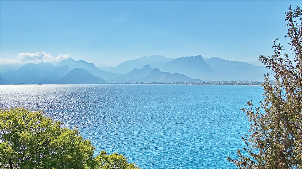 Antalya Bight.jpg — "Antalya Bight.jpg" by Joe Wallace, CC BY-SA 2.0, via Wikimedia Commons