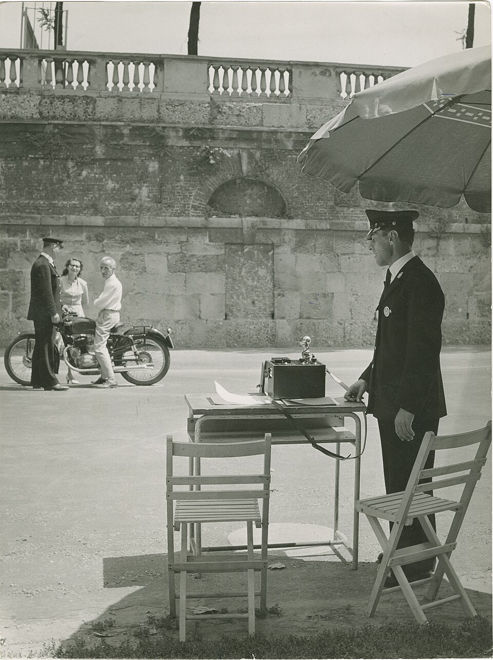 Photo The urban police of Milan while using a noise measurement device for sound level control on city streets 1955 - Touring Club Italiano 07 0626.jpg