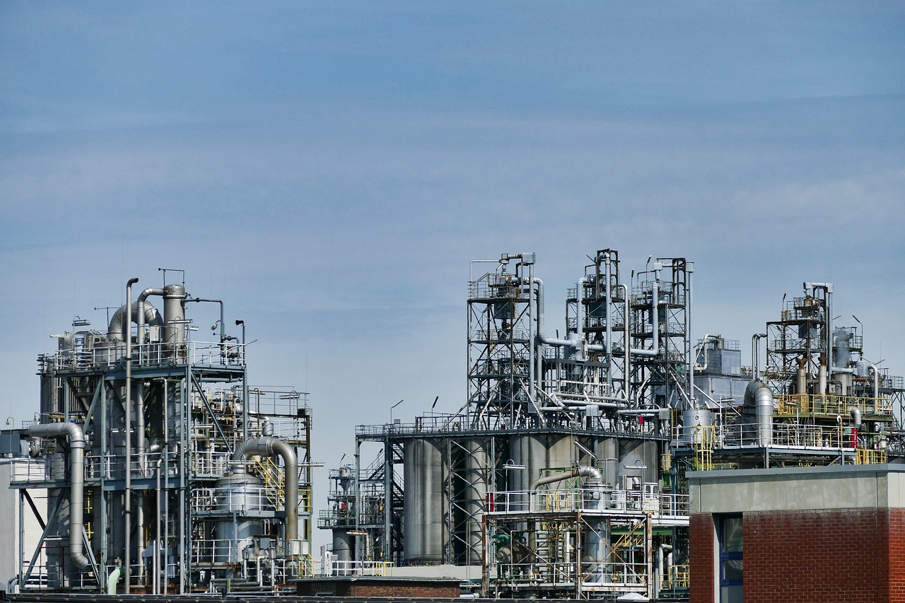 refinery, oil, industry, gas, silhouette, oil refinery, crude oil, mineral oil, factory, architecture, production, petrochemicals, cables, pipeline, chemical, fuel, industrial plant, refinery, gas, oil refinery, crude oil, crude oil, crude oil, crude oil, crude oil, pipeline — Image by SatyaPrem from Pixabay · Pixabay Content License