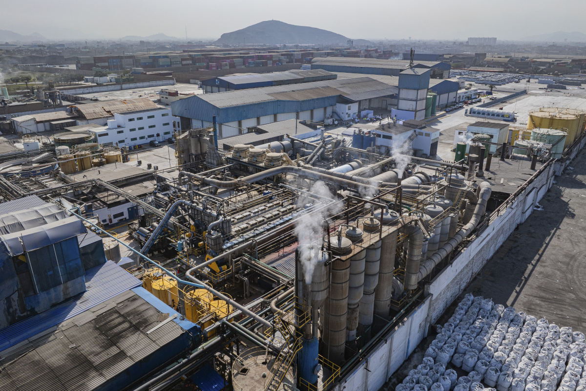 Smoke rises from a fishmeal factory in 2025 near a residential community in Callao, Peru. Emissions from fishmeal factories include ammonia, hydrogen sulfide, cyanide, and methane, impacting more than 9.5 million people who live within a mile of the nearly 1,800 fishmeal plants operating in more than 50 countries. Credit: Ministry of Production of Peru